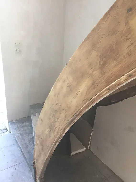 Descente de l'escalier poncée et nettoyée