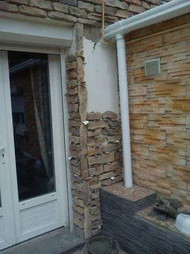 Pose de plaquettes sur une façade autour de la porte d'entrée