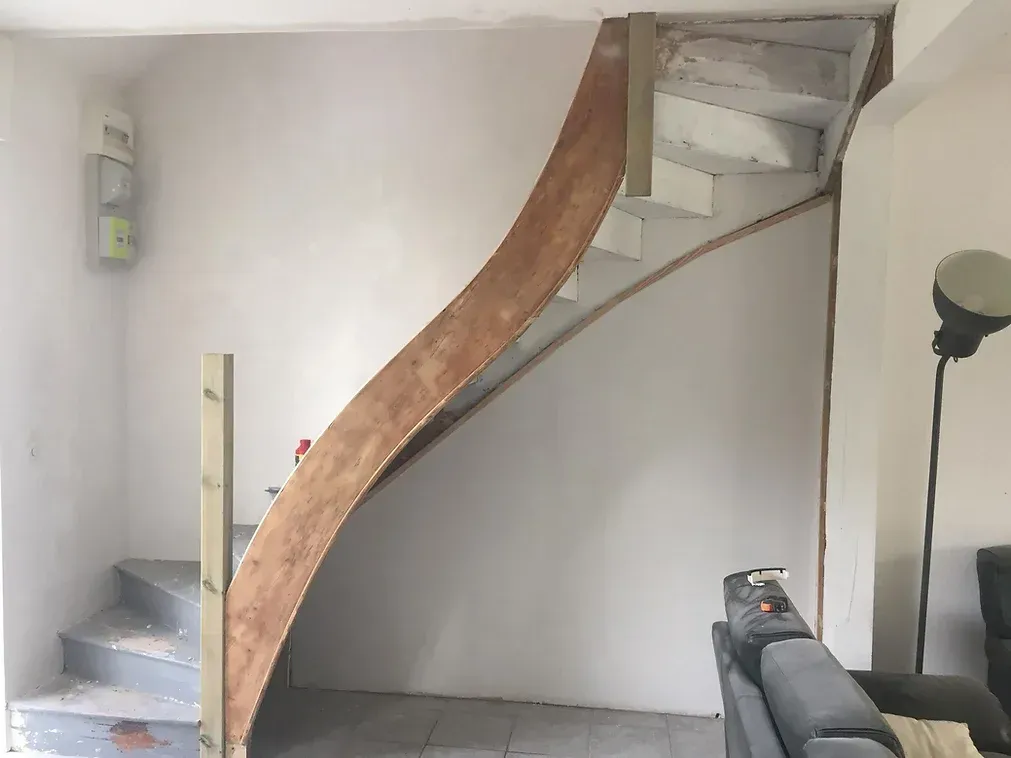 Ponçage du côté de l'escalier