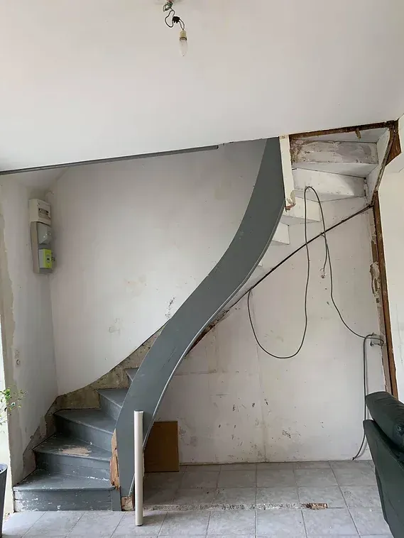 Vieil escalier en bois peint en gris