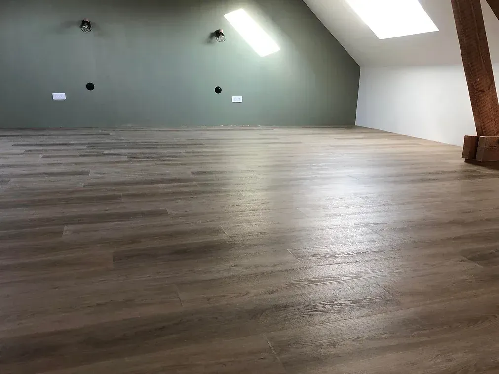 Pose d'un parquet sous les combles
