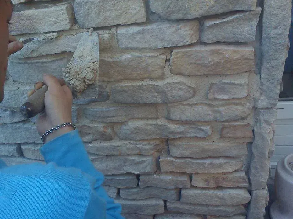 Pose de plaquettes avec des joints à la chaux