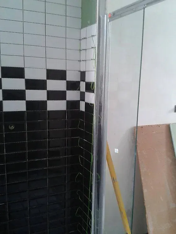 Pose d'une faïence blanche et noire