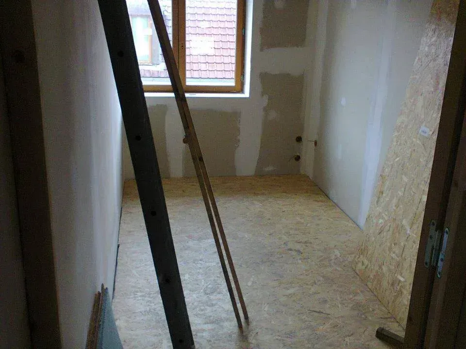 Pose d'un nouveau sol avec des plaques stratifiées