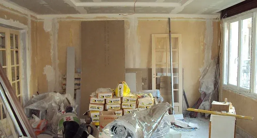 Pièce remplie de fournitures de travaux