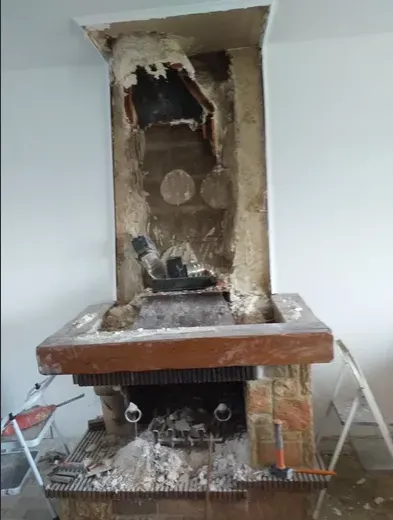 Travaux en cours pour enlever une cheminée