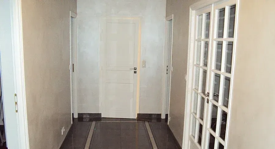 Couloir avec une porte blanche au fond