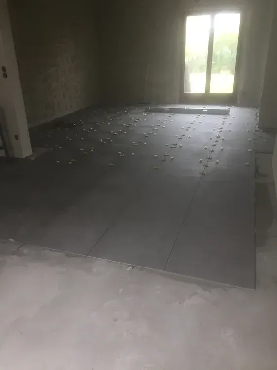 Pose de carrelage gris