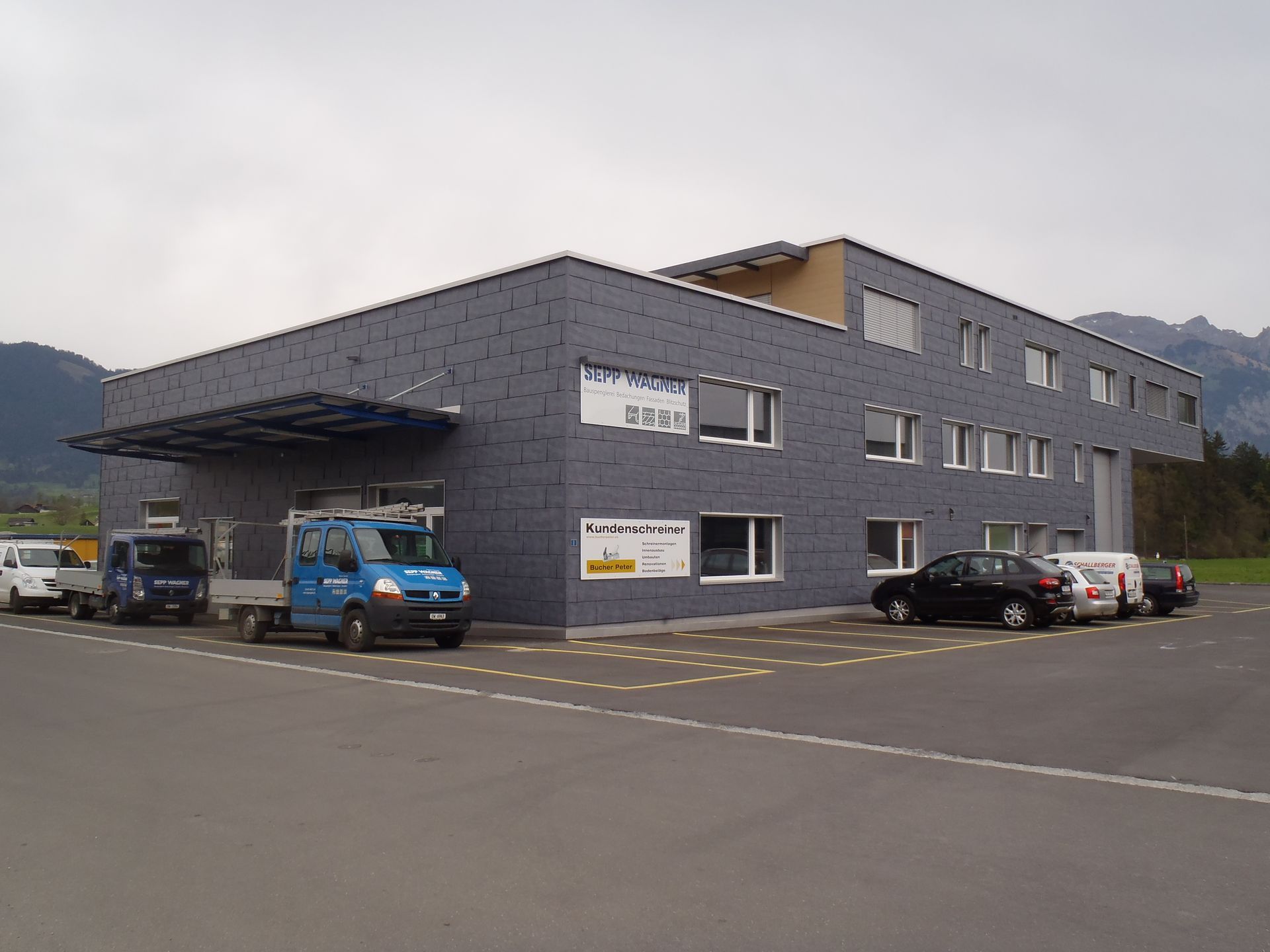 Ein Mann steht auf einer Leiter in einem Raum im Bau, Sepp Wagner GmbH