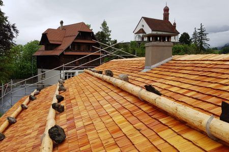 Es entsteht ein Holzdach mit einer Kirche im Hintergrund, Sepp Wagner GmbH