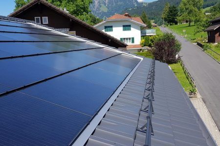 Auf dem Dach eines Hauses befinden sich viele Solarmodule, Sepp Wagner GmbH