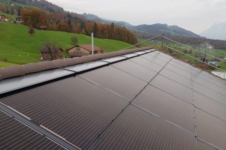 Ein Dach mit vielen Solarmodulen darauf, Sepp Wagner GmbH