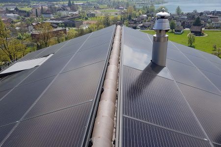 Ein Dach mit Sonnenkollektoren und einem Schornstein darauf, Sepp Wagner GmbH