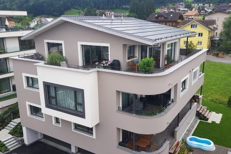 Eine Luftaufnahme eines großen Hauses mit einem Solarpanel auf dem Dach, Sepp Wagner GmbH