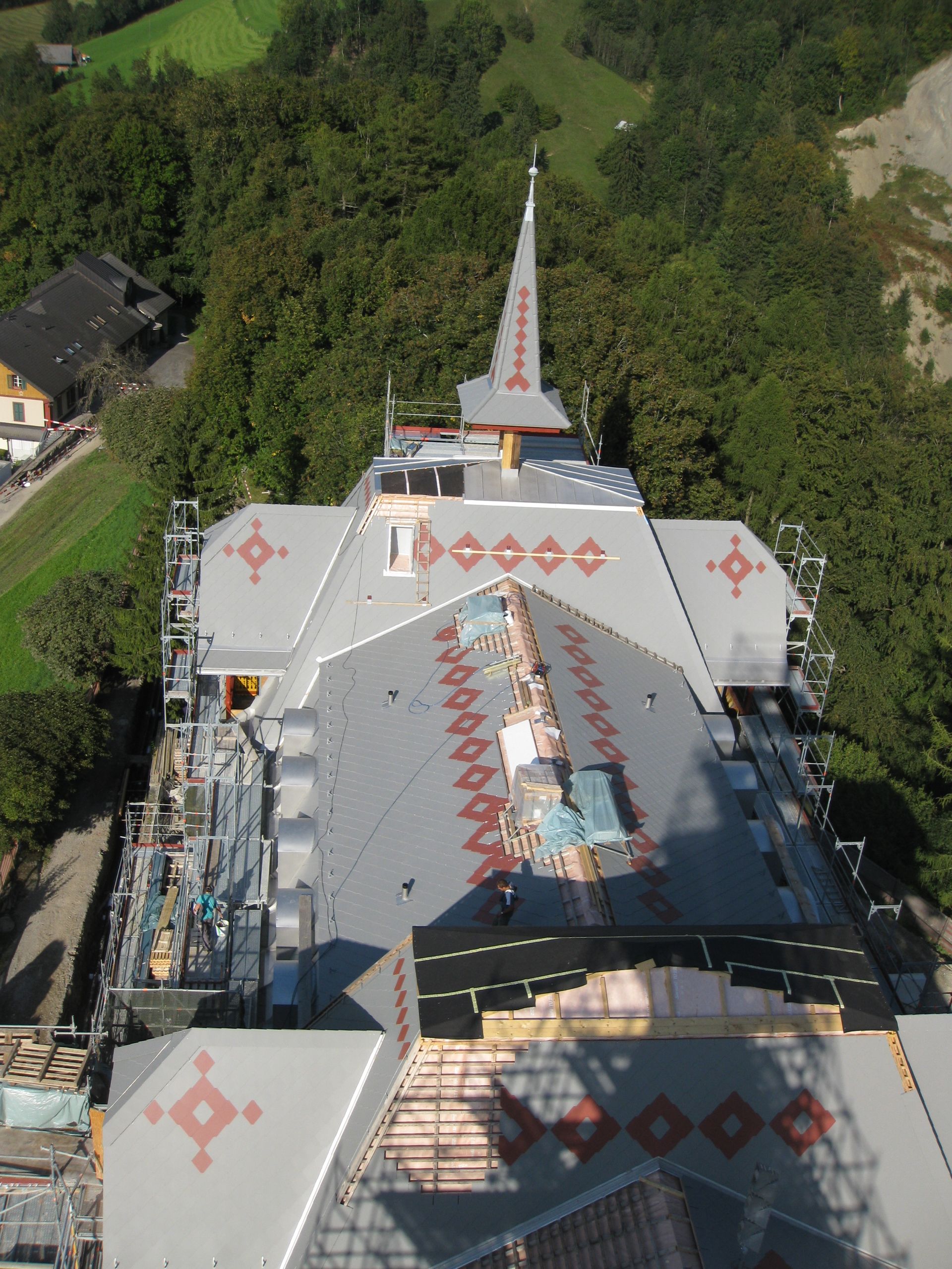 Eine Luftaufnahme eines Daches, das repariert wird, Sepp Wagner GmbH