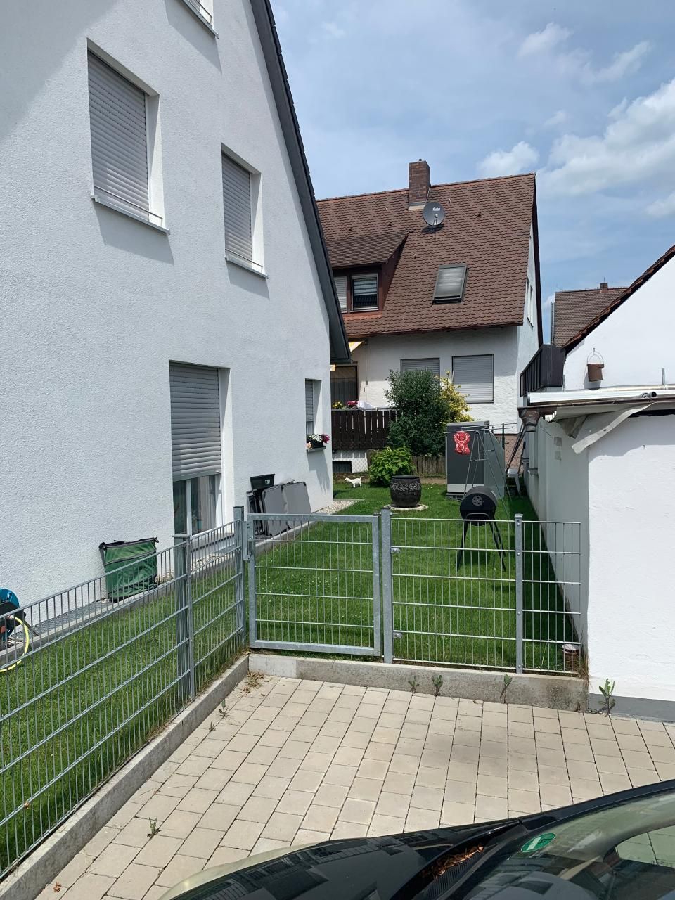 Ein Auto steht vor einem weißen Haus