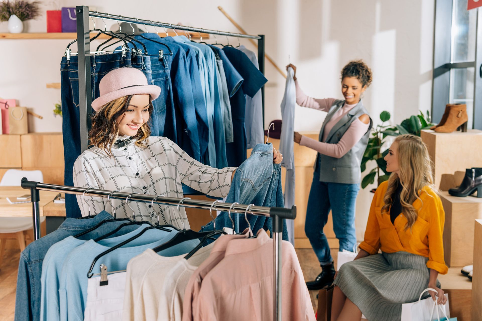 Un grupo de mujeres está comprando en una tienda de ropa.