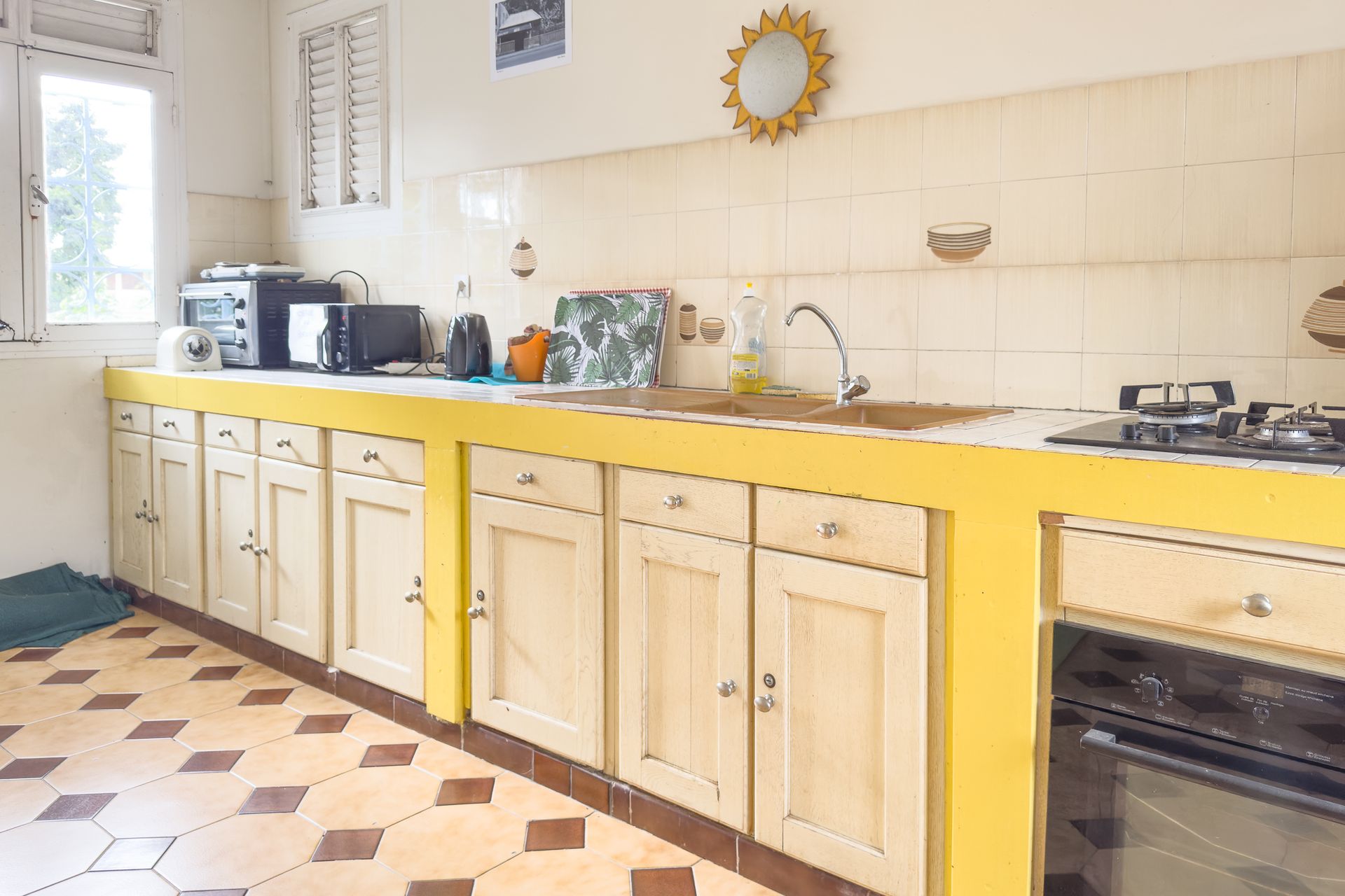 Cuisine avec placards couleur crème