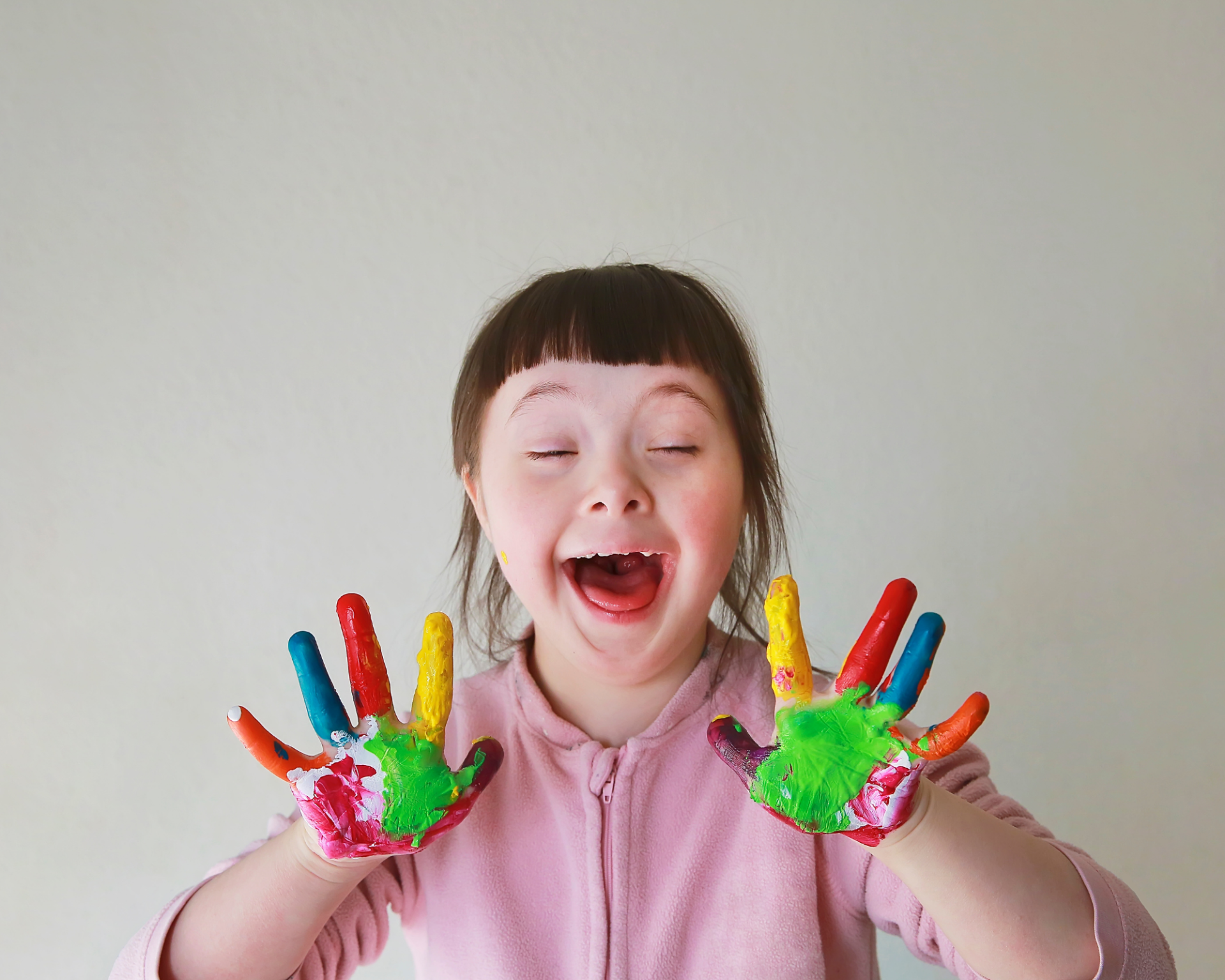 Enfant souriant avec mains colorées