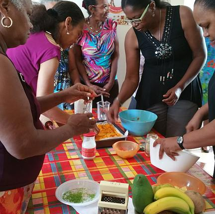 Des personnes préparent un repas ensemble