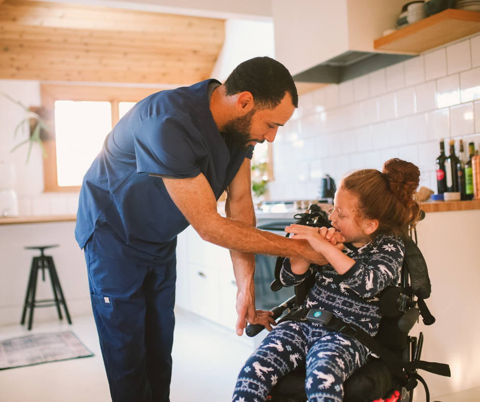 Enfant souriant avec mains colorées