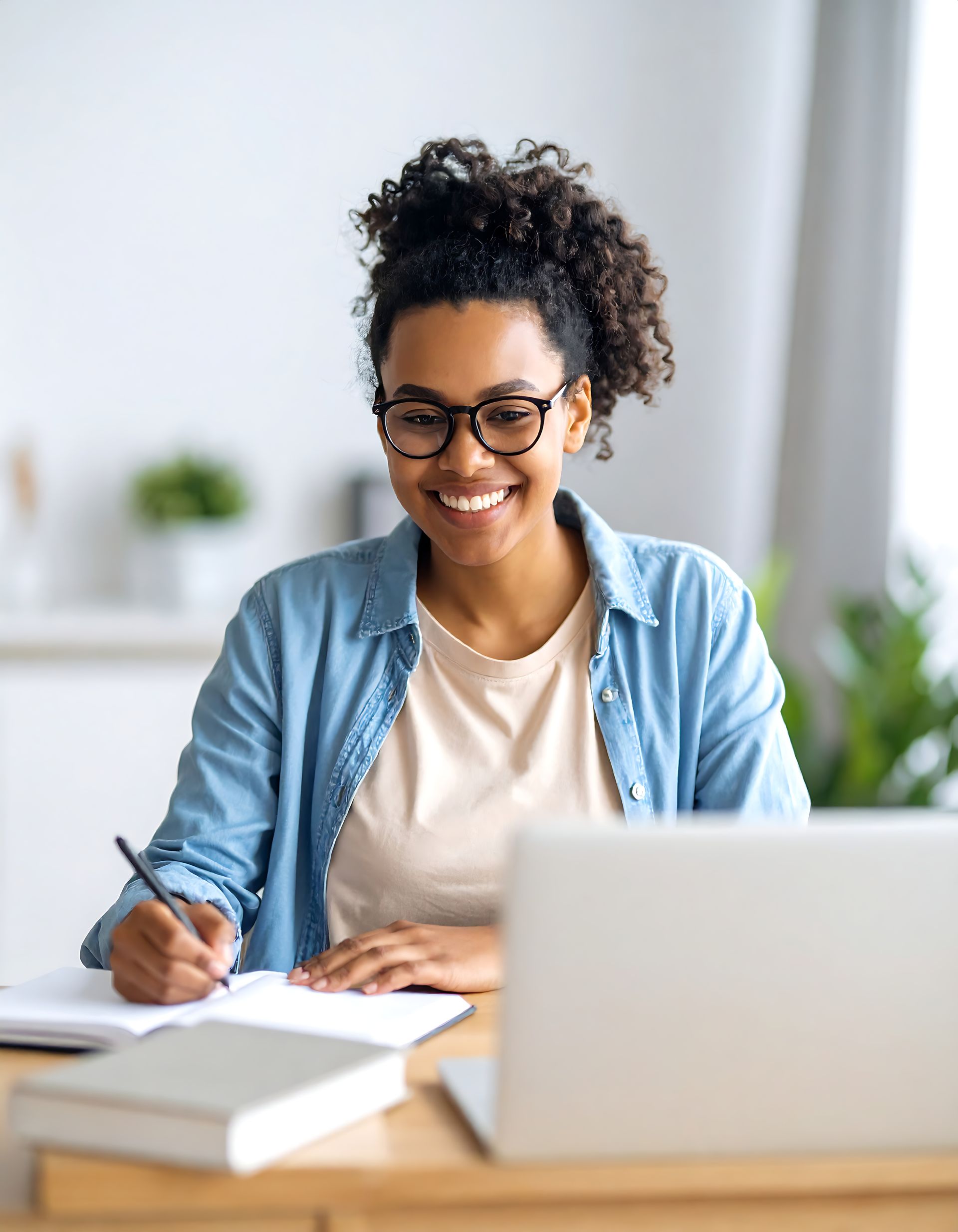 Femme avec des lunettes écrivant dans un cahier