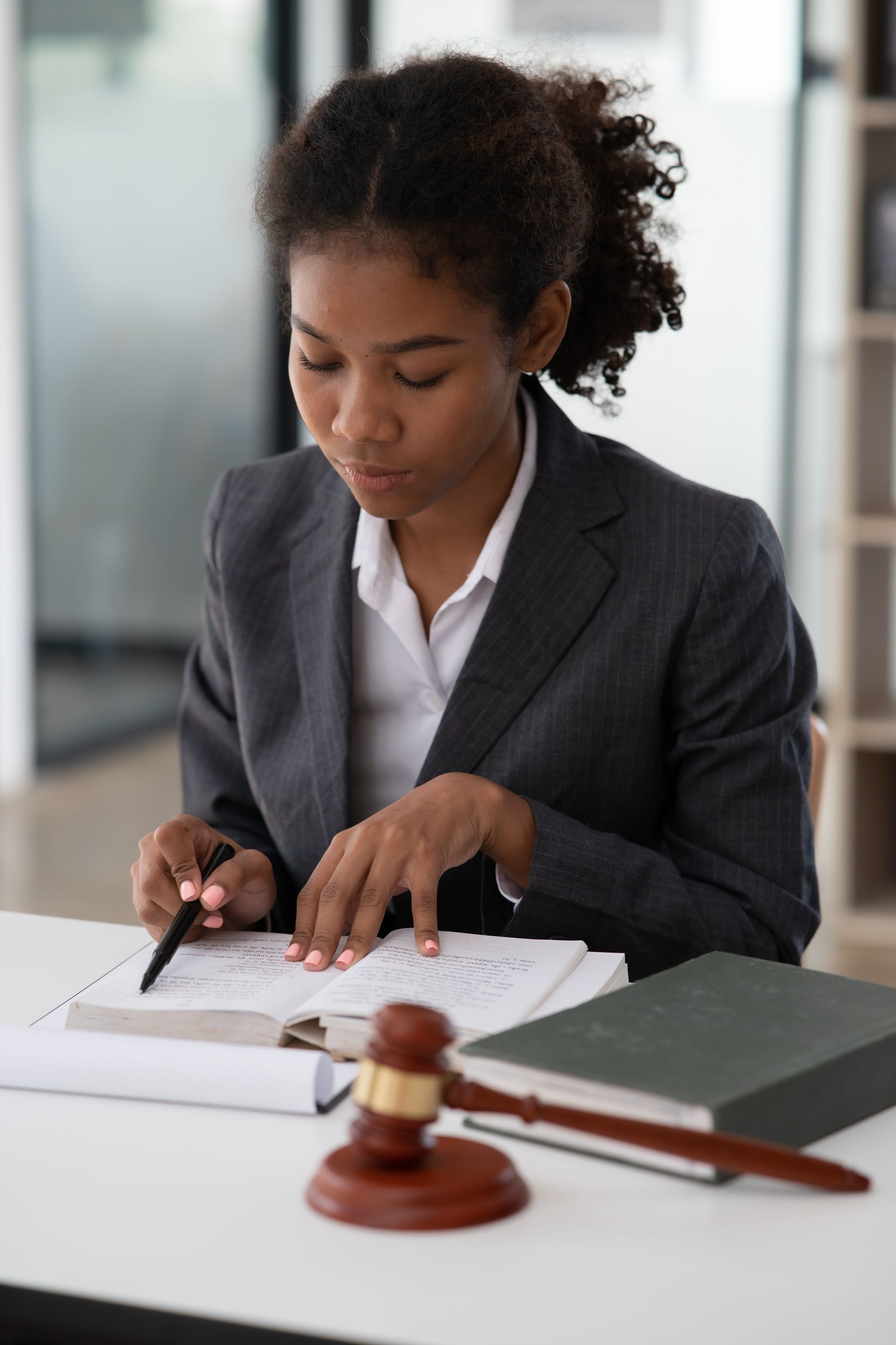 Femme en tailleur, au téléphone, prenant des notes