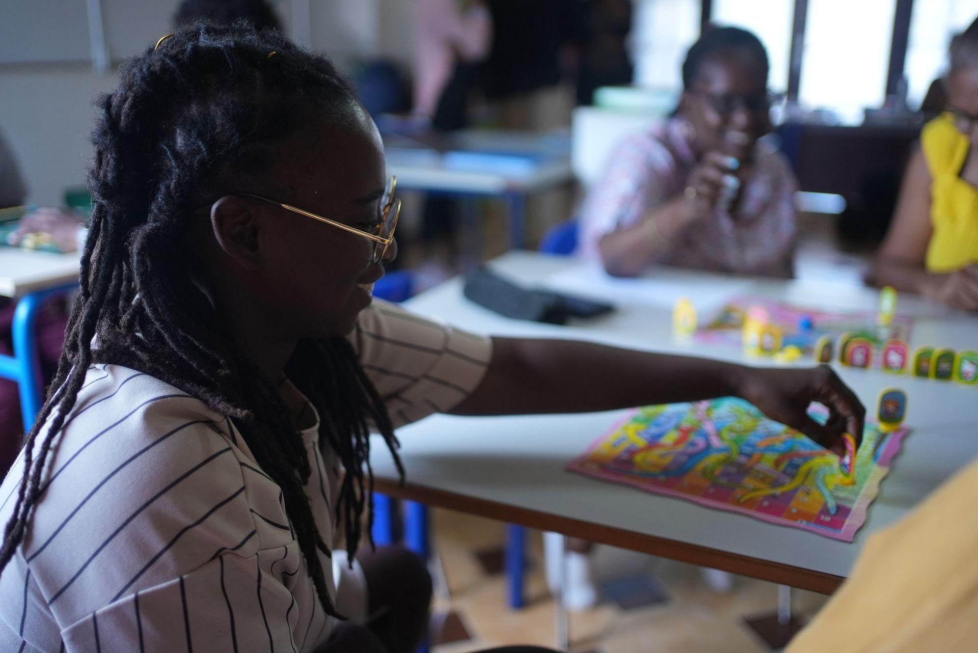 Une femme joue à un jeu de société