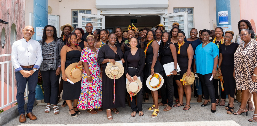 Un groupe de personnes se tient devant TRAJETS-DOM