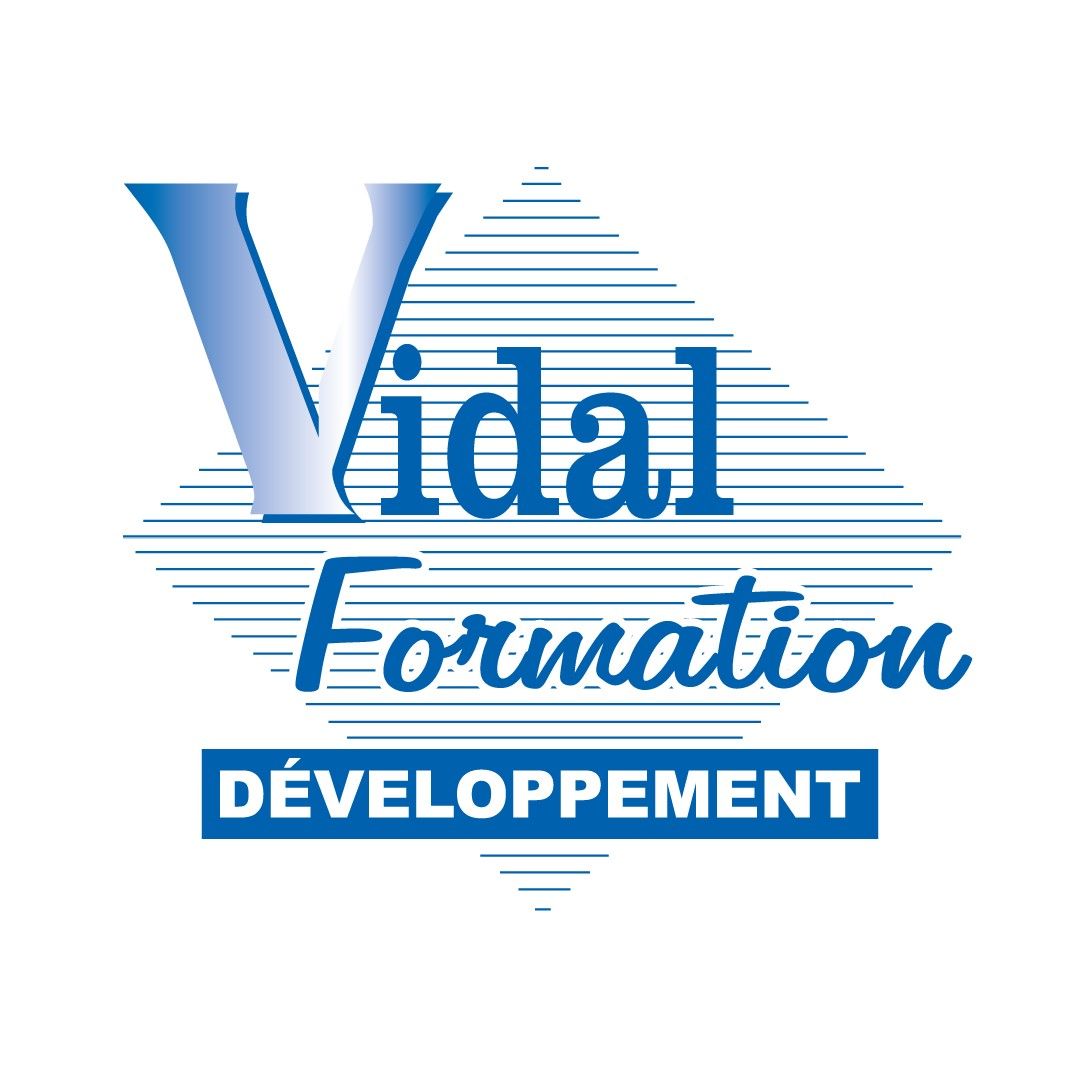 Deux personnes examinant des documents posés sur un bureau