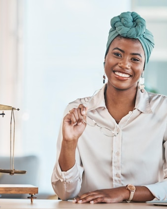 Femme avec un porte-bloc, vêtue d'une chemise verte et d'un jean