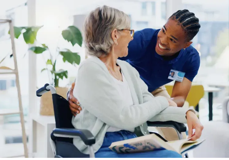 Une femme portant un chapeau de paille, tenant des diplômes