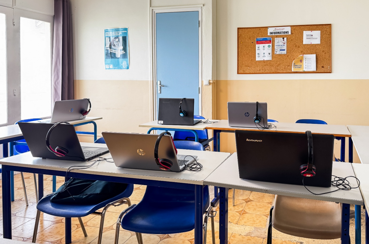 Salle de classe avec des ordinateurs portables sur des bureaux