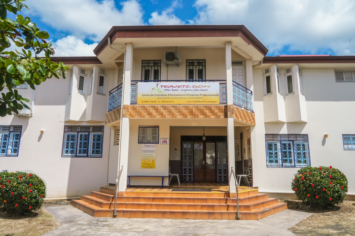 Devant de l'établissement TRAJETS-DOM