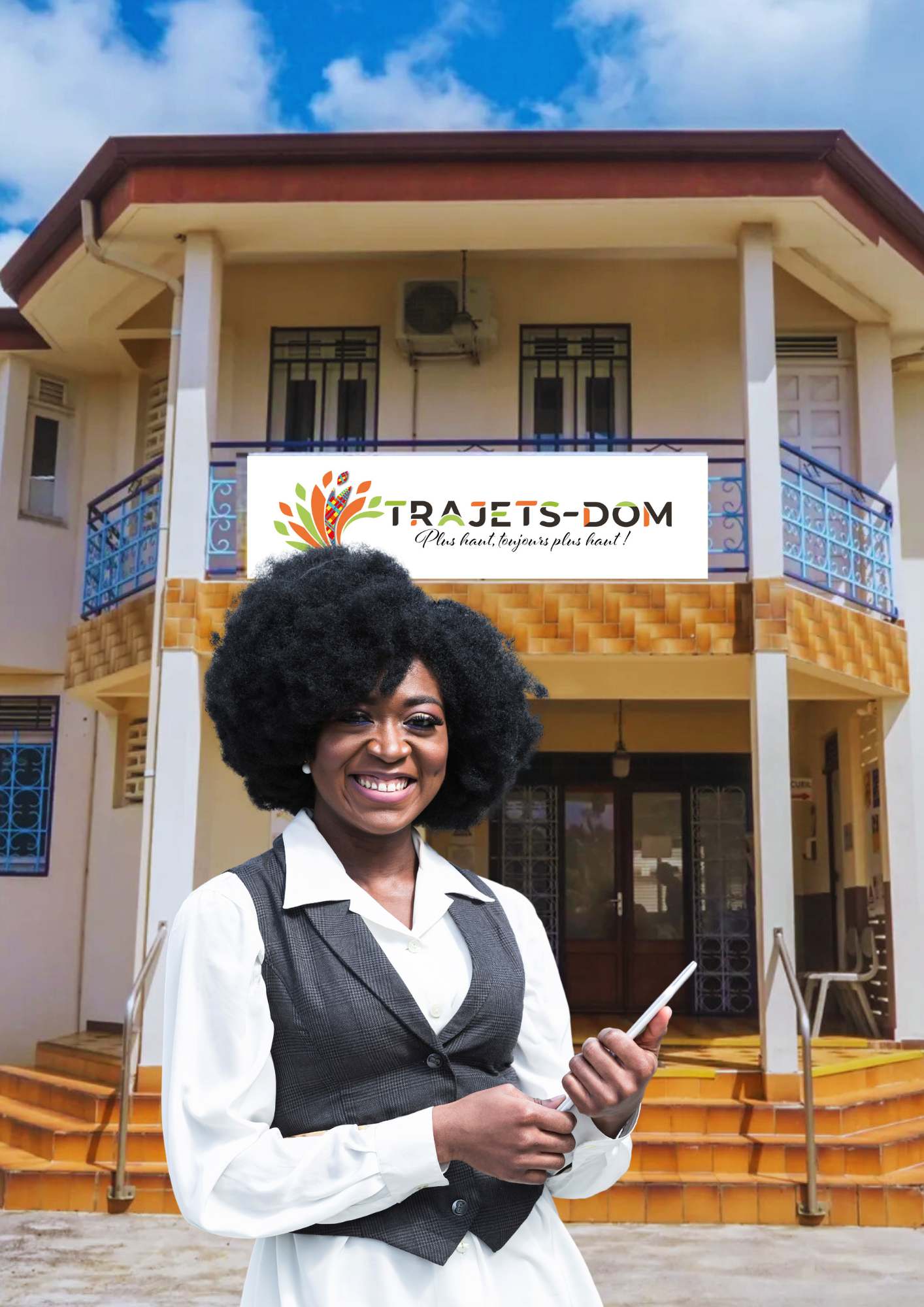 Une femme en tenue de travail tient une tablette et sourit devant un bâtiment portant l'enseigne TRADEJTS-DOM