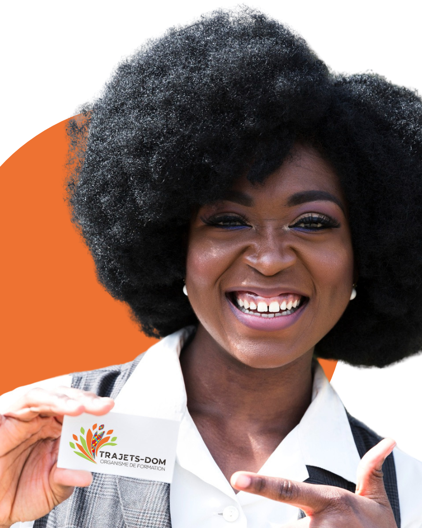 Une femme sourit, tenant une carte « État de l'Utah : Département de l'Éducation »