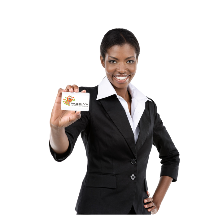 Une femme en tailleur noir tend une carte de visite en souriant
