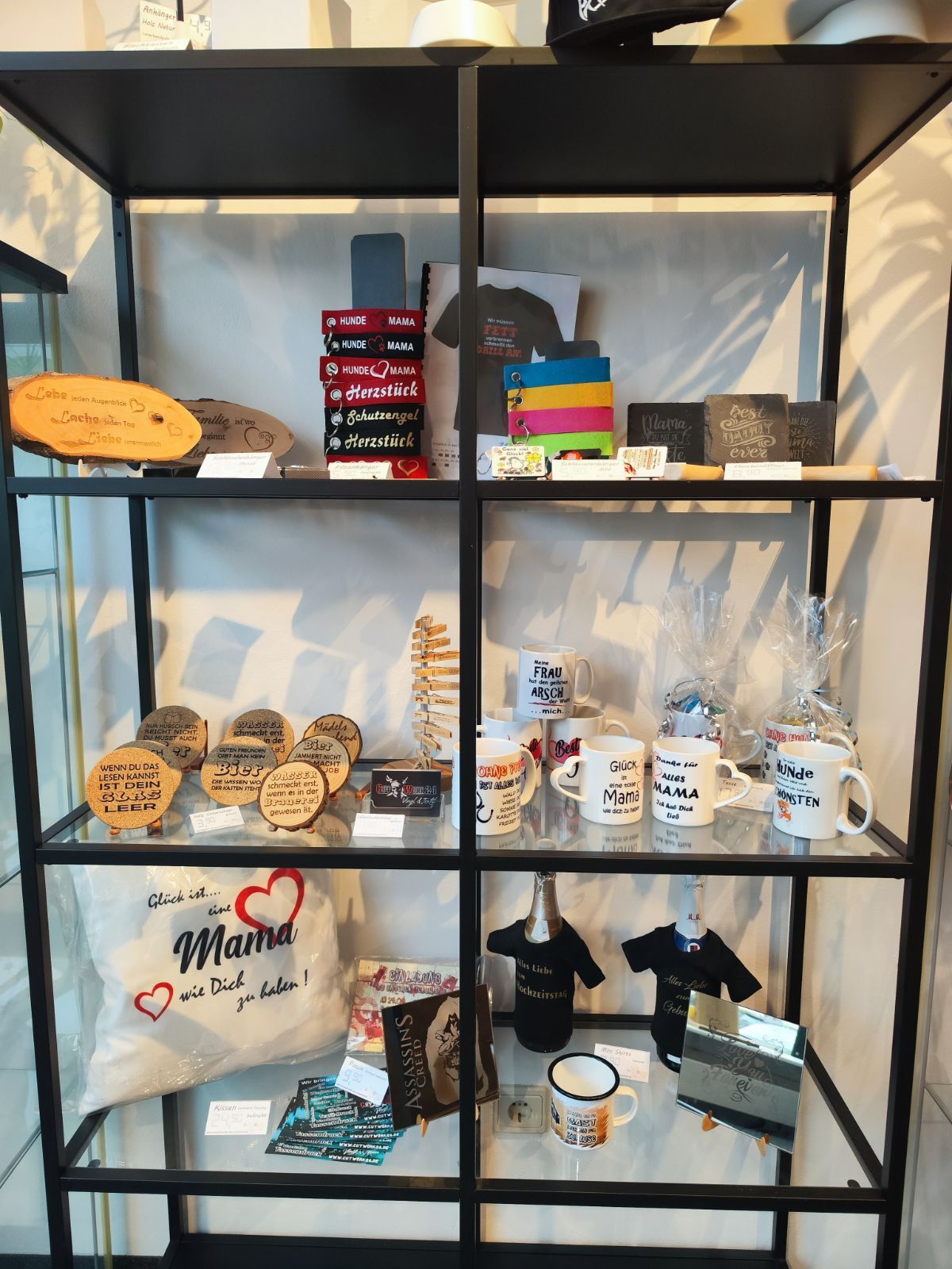 Regal mit unterschiedlichen Produkten erhältlich bei Dampferloge e-cigarettes & more