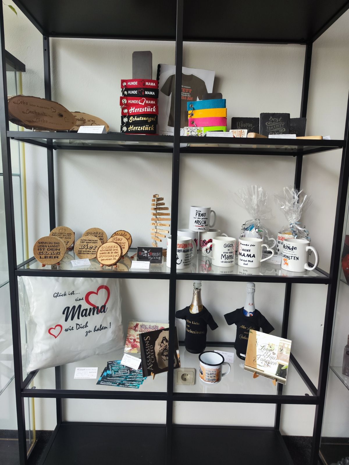 Regal mit unterschiedlichen Produkten erhältlich bei Dampferloge e-cigarettes & more