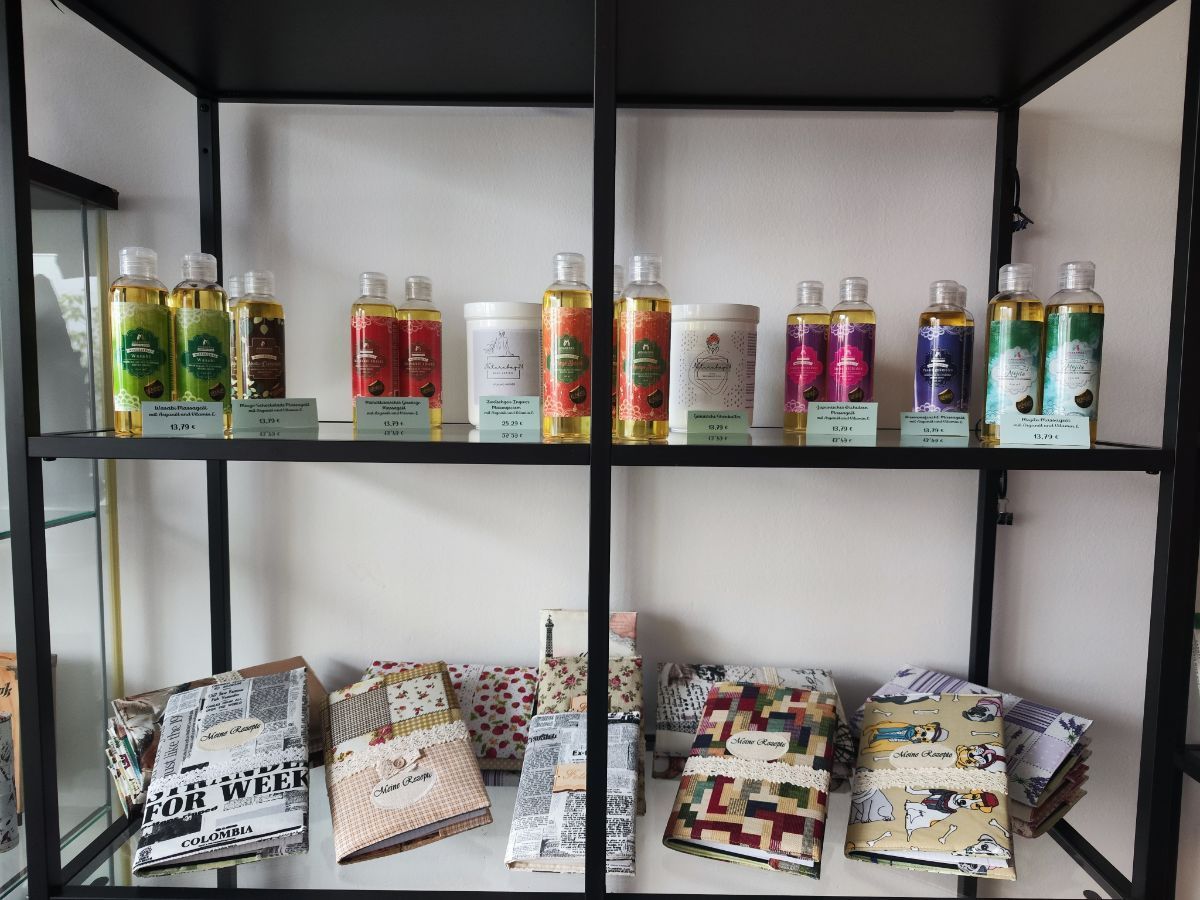 Regal mit unterschiedlichen Produkten erhältlich bei Dampferloge e-cigarettes & more