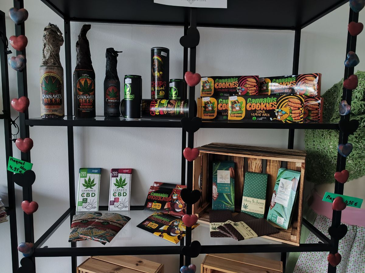 Regal mit unterschiedlichen Produkten erhältlich bei Dampferloge e-cigarettes & more