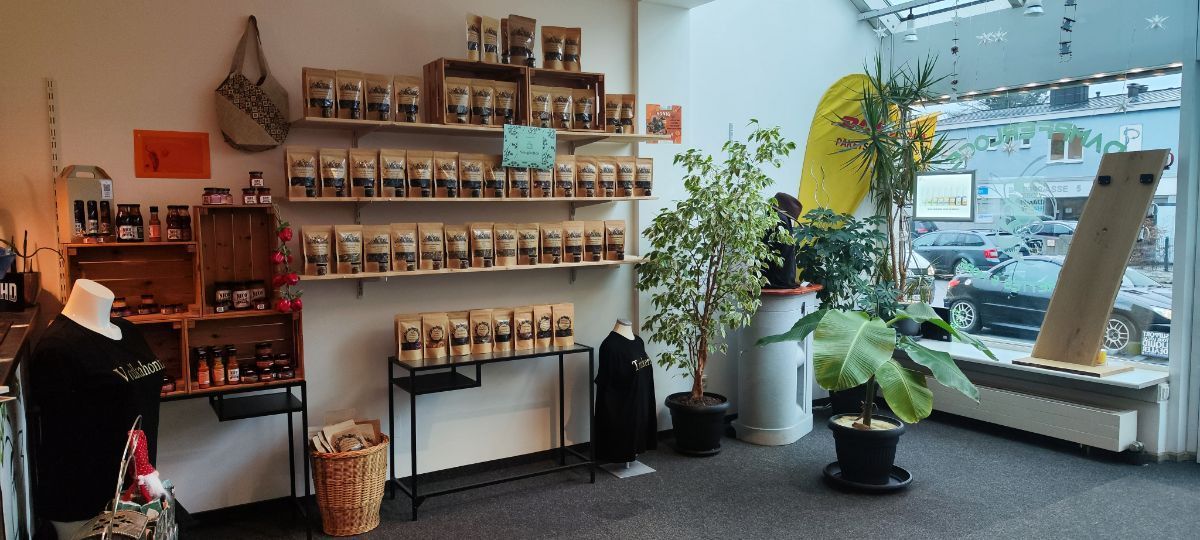 Regal mit unterschiedlichen Produkten erhältlich bei Dampferloge e-cigarettes & more