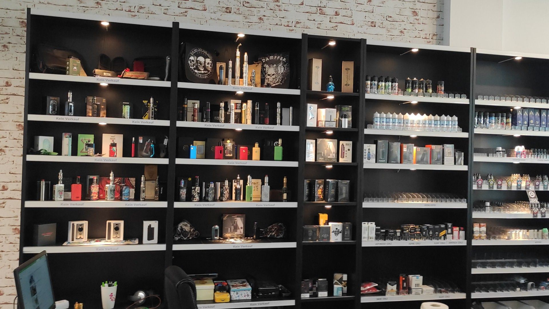 Regal mit Produkten bei Dampferloge e-cigarettes & more