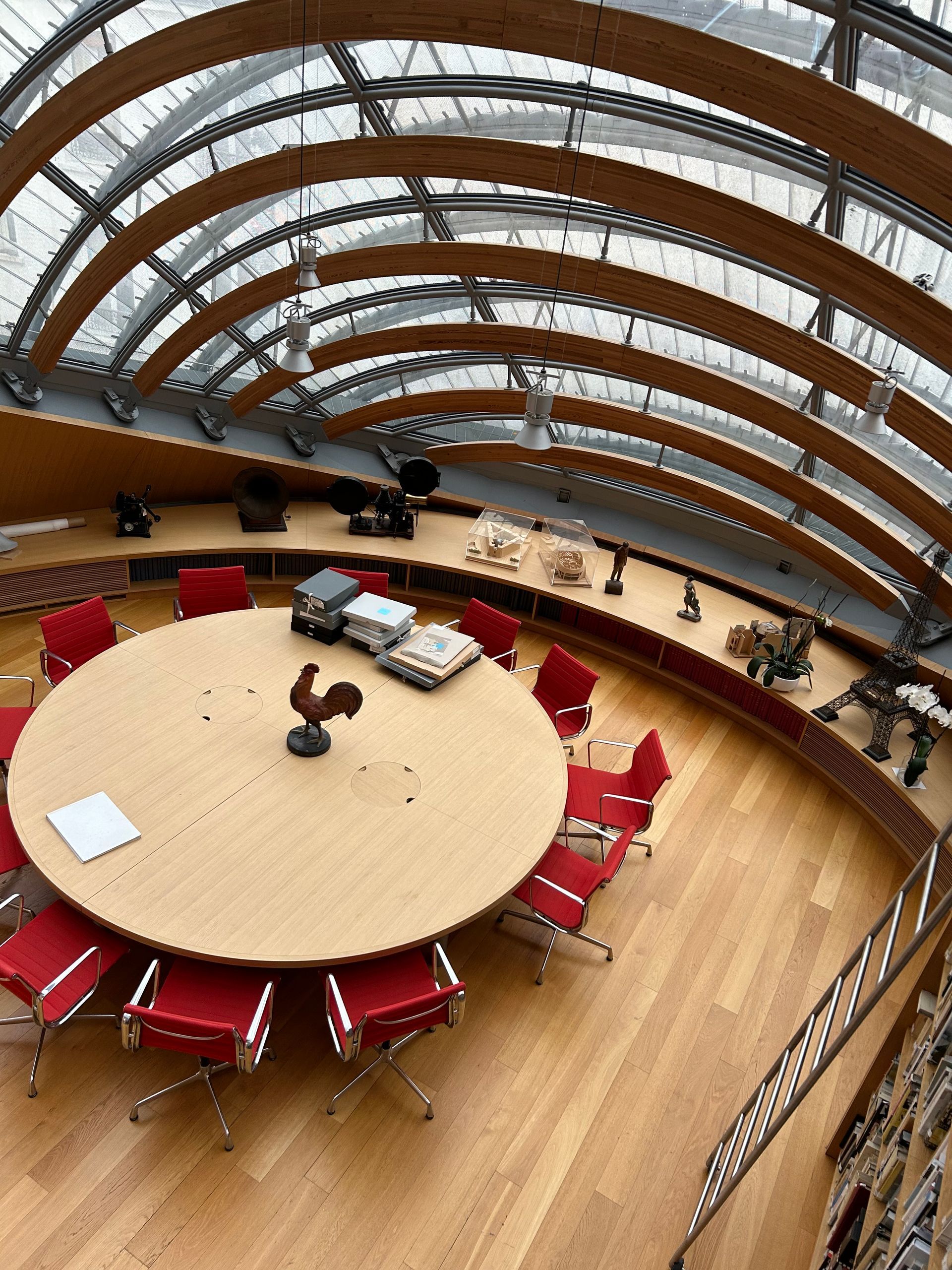 Salle avec une table ronde