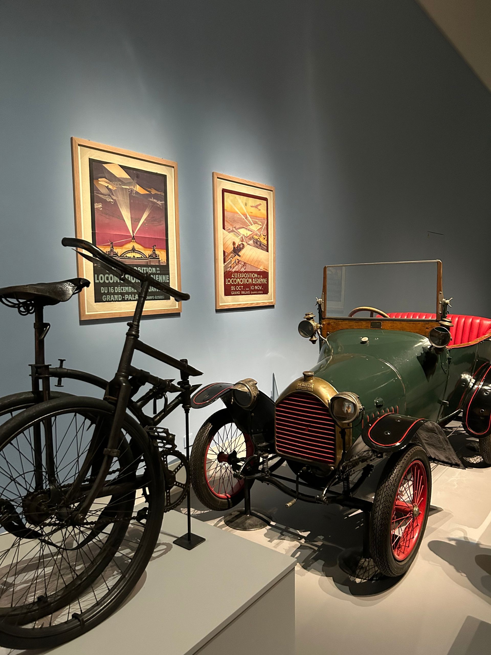 Exposition de vélos et de voiture
