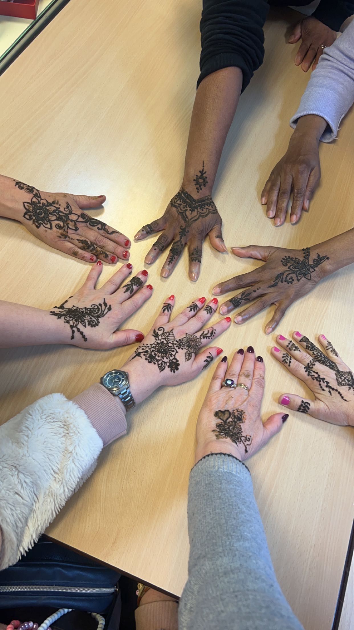 Mains avec des décorations au henné