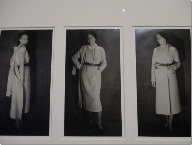 Trois photos en noir et blanc d'une femme portant un manteau ceinturé.