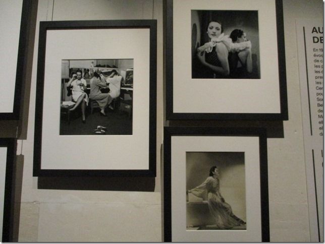 Trois photographies encadrées en noir et blanc sont accrochées au mur.