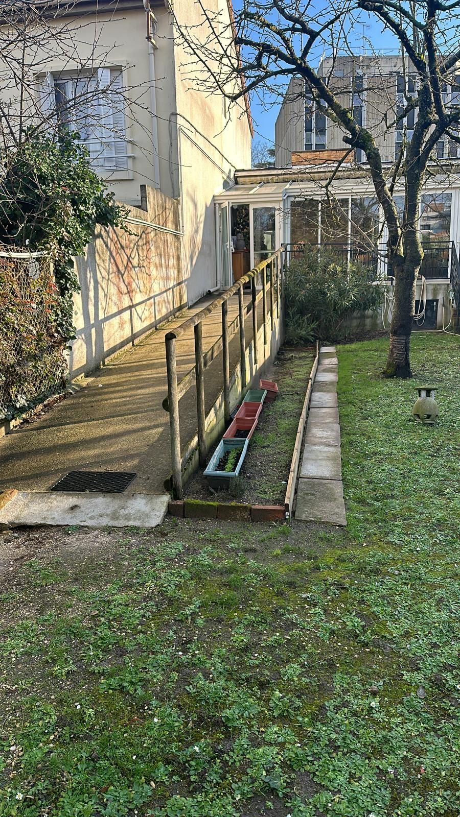 Rampe menant à une enceinte vitrée.
