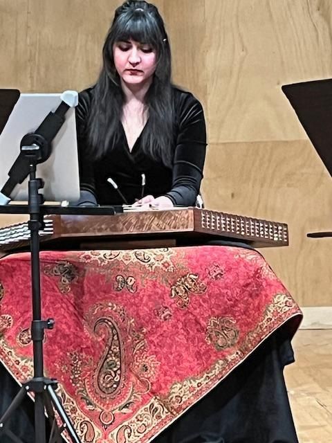 Femme jouant du dulcimer à marteaux.